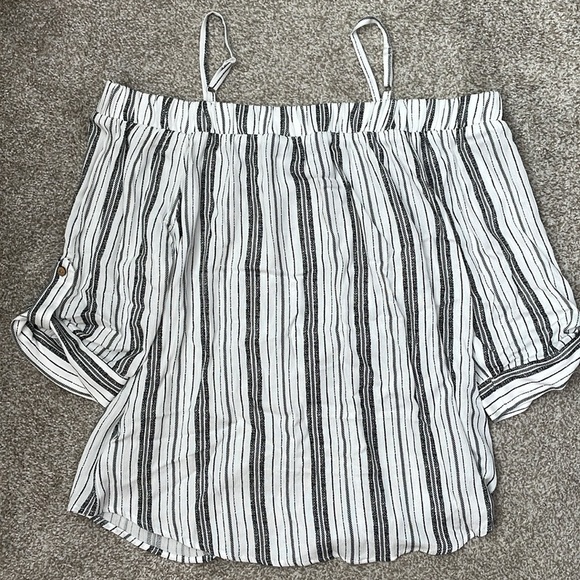 NWOT Printed Off-The-Shoulder Elbow-Sleeve Top - Picture 7 of 8